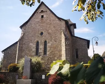 La place du village et l'église paroissiale Saint Pierre et Saint Paul de ROUMEGOUX.