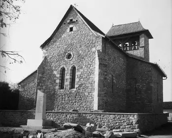 1969 : L'église de ROUMEGOUX. Archives départementales du Cantal, 31 NUM 021310 cliché 
