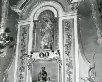 Eglise paroissiale de ROUMEGOUX 1976 45 FI4029. Retable latéral gauche dit le Saint Joseph (Cliché André MUZAC)