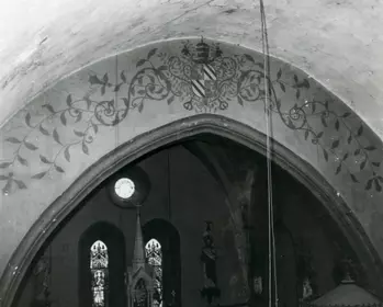 Eglise paroissiale Saint Paul de ROUMEGOUX 1979 45 FI6126 Armoiries peintes sur l'arc du chœur (Cliché André MUZAC)