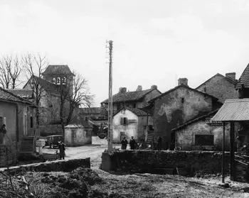 Archives Départementales du Cantal. 1910-1920 : Vue d'ensemble du Bourg de Roumégoux. 45 FI 17599 (Cliché Delprat).