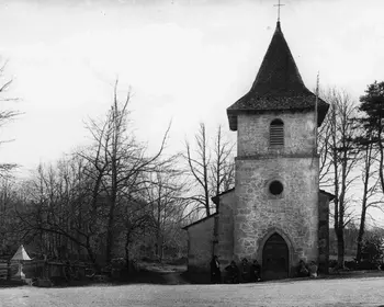 Archives Départementales du Cantal. 1910-1920 : Vue extérieure de la chapelle du Bourniou. Commune de Roumégoux. 45 FI 14326 (Cliché Delprat).