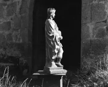 Archives Départementales du Cantal. 1958 : Statue de Saint Géraud. Commune de Roumégoux. 45 FI 10857. (Cliché André MUZAC).