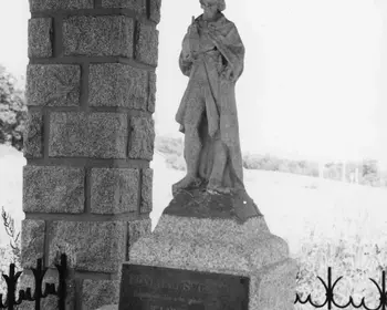 Archives Départementales du Cantal. Statue de Saint Géraud. Commune de Roumégoux. 1973. 45 FI 638 (Cliché Léonce BOUYSSOU).