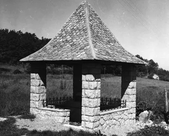 Archives Départementales du Cantal Edicule. Site de la Chapelle du Bourniou. Commune de Roumégoux. 1973 . 45 FI 636 (Cliché Léonce BOUYSSOU)