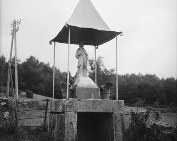 1970 : La fontaine de la Chapelle du Bourniou. Archives départementales du Cantal, 31 NUM 023736 cliché 