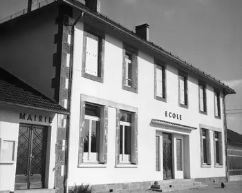 1969 : L'école de ROUMEGOUX. Archives départementales du Cantal, 31 NUM 021308 cliché 