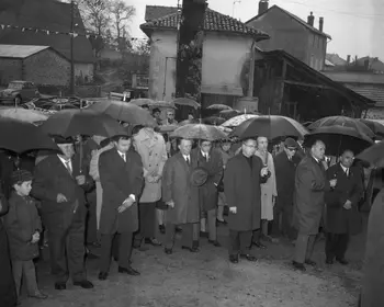 1969 : Inauguration du monument aux morts de ROUMEGOUX. Archives départementales du Cantal, 31 NUM 021339 cliché 