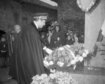 1969 : Inauguration du monument aux morts de ROUMEGOUX. Archives départementales du Cantal, 31 NUM 021340 cliché 