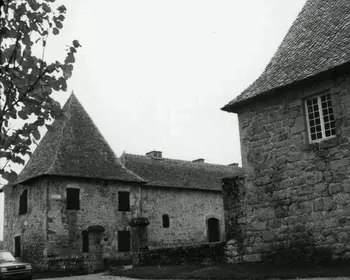 Archives départementales : 45 FI 5662 (1979). Cliché André MUZAC Net B. Les 2 tours formant l'entrée du château.
