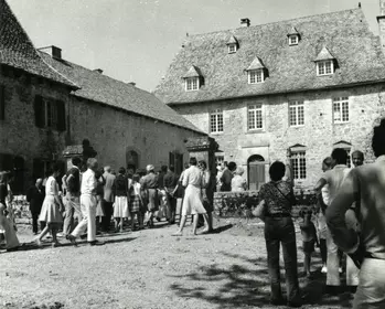 Archives départementales : 45 FI 3056 (1975) . Cliché Léonce BOUYSSOU N et B. Cour intérieure du château.