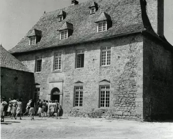 Archives départementales : 45 FI 3039 (1975). Cliché Léonce BOUYSSOU N et B. Partie de la façade avant de la cour intérieure du château.