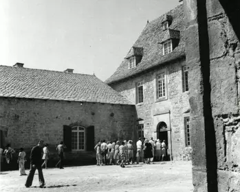 Archives départementale : 45 FI 3038 (1975). Cliché Léonce BOUYSSOU N et B. Partie de la façade avant de la cour intérieure du château.