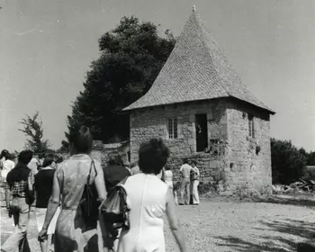Archives départementales : 45 FI 3036 (1975); Cliché Léonce BOUYSSOU N et B. Petit corps des logis situé à l'aile intérieure du château.
