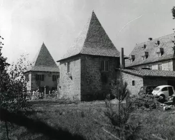 Archives départementales : 45 FI 3059 (1975) Cliché Léonce BOUYSSOU N et B. Les deux tours formant l'entrée de la cour intérieure du château.