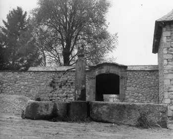 Archives départementales : 45 FI 9610 (1976). Photo André MUZAC . Fontaine du château