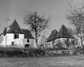 Archives départementales : 45 FI 9606 : (1963). Photo André MUZAC. Vue d'ensemble du château avant restauration