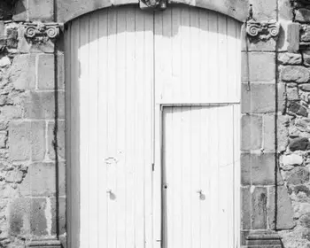 Porche de la cour du chateau - Cliché Taurant. - N. et b. [1960-1966] 45 Fi 14734